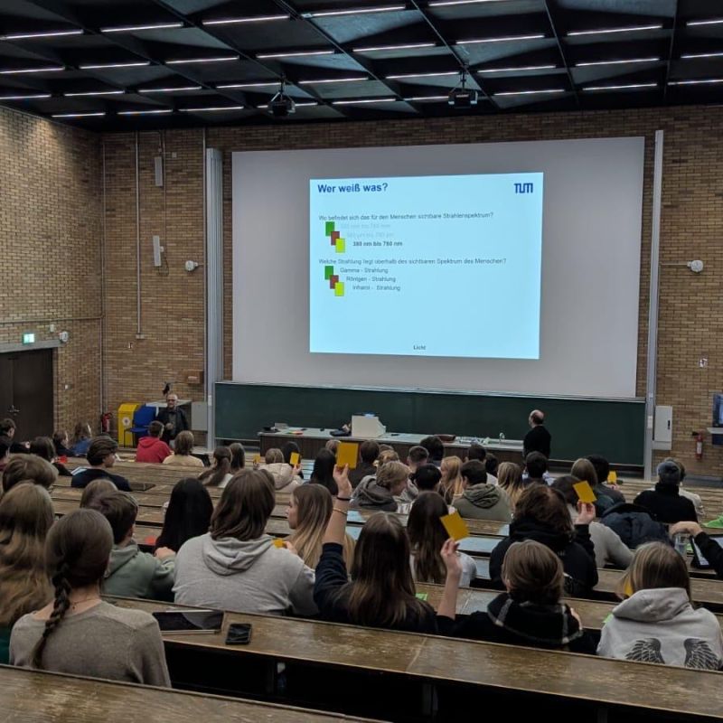Kinder forschen im Klassenzimmern bei Entdeckerkursen an der Grundschule 01