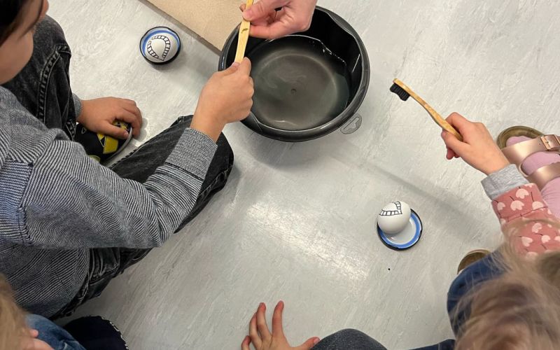 Kinder forschen zum Thema Händewaschen, Zähneputzen und Sonnencreme verwenden