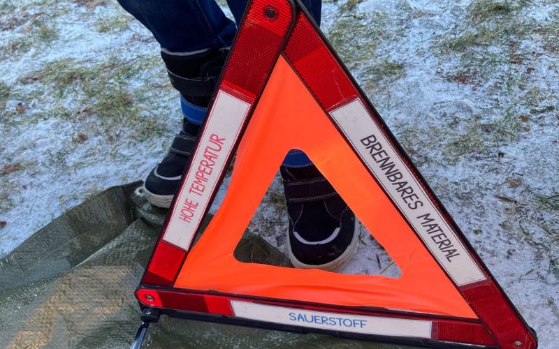 Aufgebautes Warndreieck als Symbol für Vorsicht Feuer