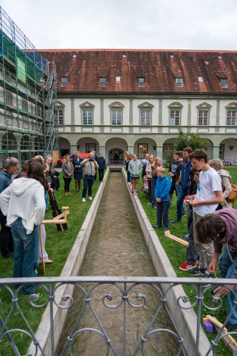 Aufkleber mit Logo des MINTopolis Das Jugendforschungszentrum im Oberland mit Labor im Hintergrund