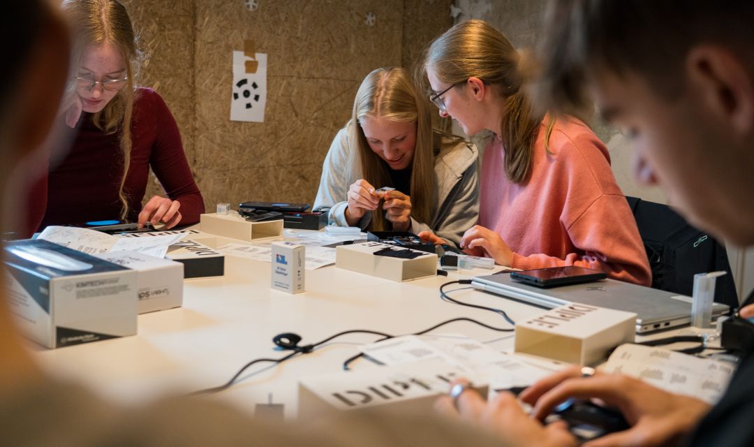 Jugendliche forschen zusammen mit Lehrkraft im Labor im MINTopolis Das Jugendforschungszentrum im Oberland