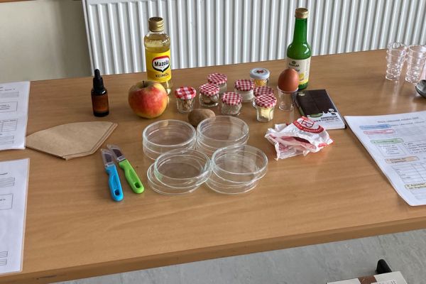 Versuchsaufbau im Klassenzimmer für Fortbildungen zum Experimentieren in der Grundschule 04