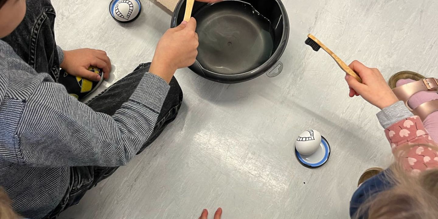 Kinder forschen zum Thema Händewaschen, Zähneputzen und Sonnencreme verwenden