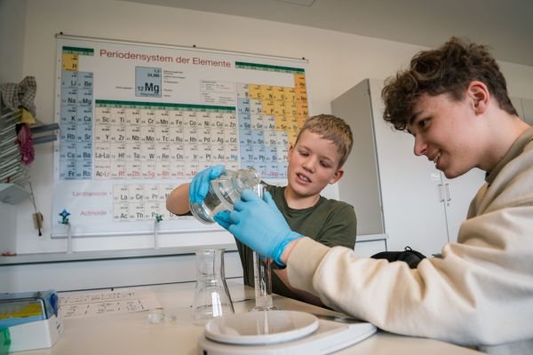 Kinder forschen zum Thema Täterermittlung nach einem Einbruch