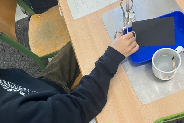 Kinder forschen im Klassenzimmern bei Entdeckerkursen an der Grundschule 17