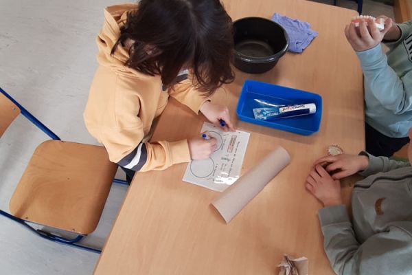 Kinder forschen im Klassenzimmern bei Entdeckerkursen an der Grundschule 14