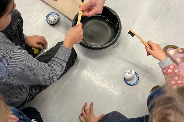 Kinder forschen im Klassenzimmern bei Entdeckerkursen an der Grundschule 03