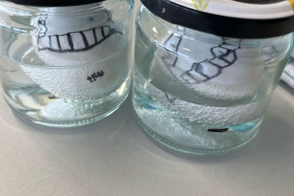 Kinder forschen im Klassenzimmern bei Entdeckerkursen an der Grundschule 07