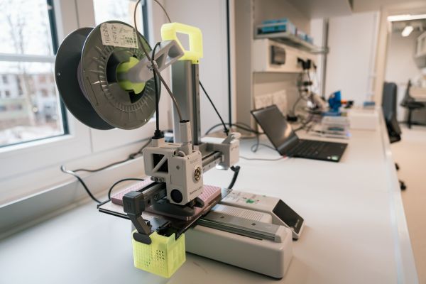 Jugendliche und Lehrkraft forschen im Klassenzimmer mit Notebooks und Elektronik 02