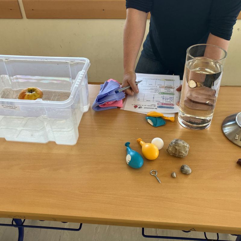 Versuchsaufbau im Klassenzimmer für Fortbildungen zum Experimentieren in der Grundschule 01