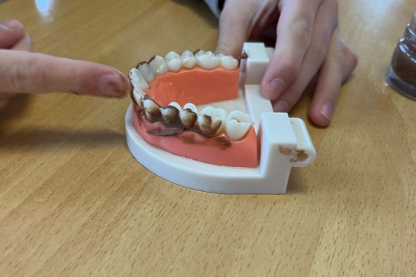 Kinder forschen im Klassenzimmern bei Entdeckerkursen an der Grundschule 16