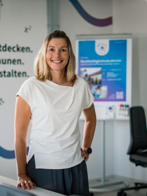 Porträt von Ramona Reindl, Projektadministration MINTopolis Das Jugendforschungszentrum im Oberland