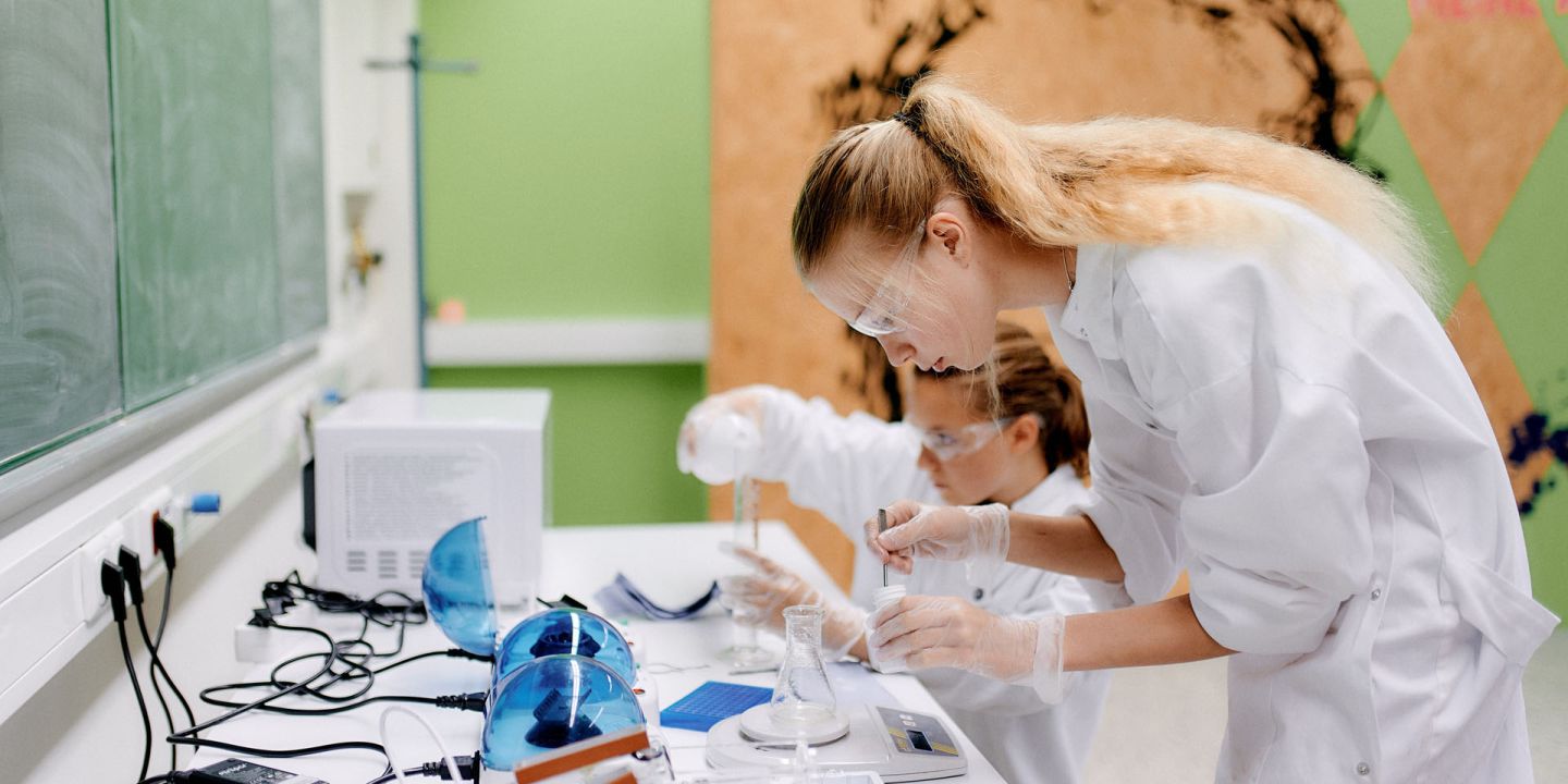 Jugendliche forschen im Labor mit DNA-Extraktion, PCR, Restriktionsverdau und Agarose-Gelelektrophorese