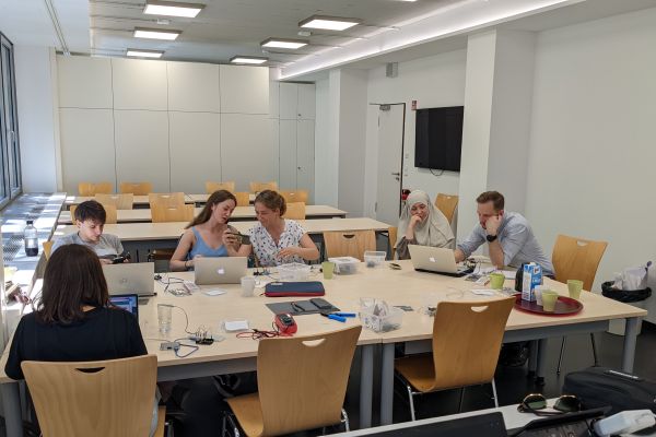 Jugendliche und Lehrkraft forschen im Klassenzimmer mit Notebooks und Elektronik 02