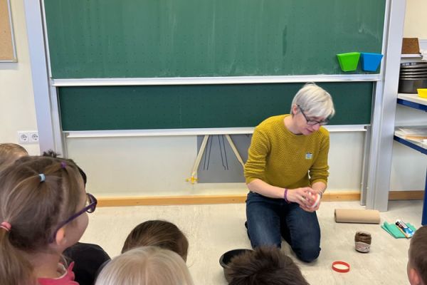 Kinder forschen im Klassenzimmern bei Entdeckerkursen an der Grundschule 06