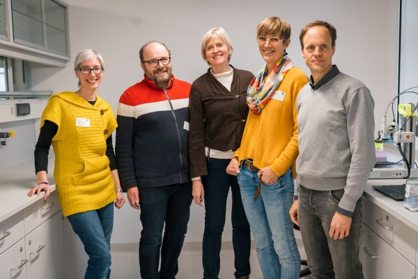 Jugendliche und Lehrkraft forschen im Klassenzimmer mit Notebooks und Elektronik 01