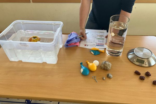 Versuchsaufbau im Klassenzimmer für Fortbildungen zum Experimentieren in der Grundschule 07