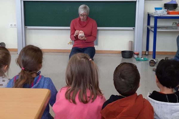 Kinder forschen im Klassenzimmern bei Entdeckerkursen an der Grundschule 15