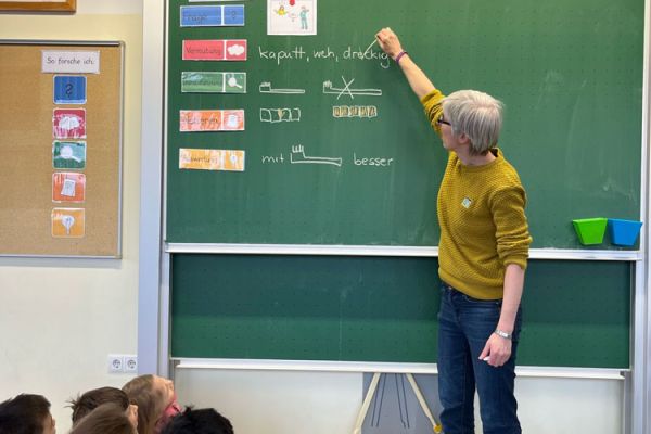 Kinder forschen im Klassenzimmern bei Entdeckerkursen an der Grundschule 13
