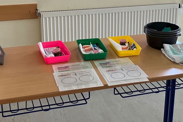 Versuchsaufbau im Klassenzimmer für Fortbildungen zum Experimentieren in der Grundschule 02