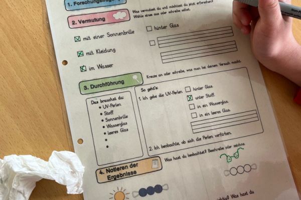 Kinder forschen im Klassenzimmern bei Entdeckerkursen an der Grundschule 10