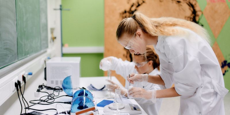 Jugendliche forschen im Labor mit DNA-Extraktion, PCR, Restriktionsverdau und Agarose-Gelelektrophorese