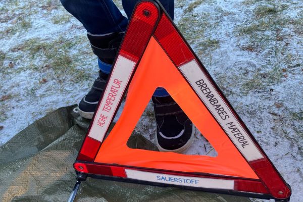 Aufgebautes Warndreieck als Symbol für Vorsicht Feuer