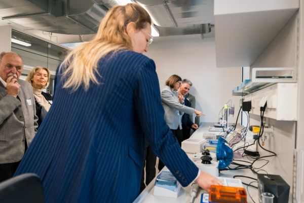Gäste werden durch das Labor geführt und können exemplarische Versuche kennenlernen