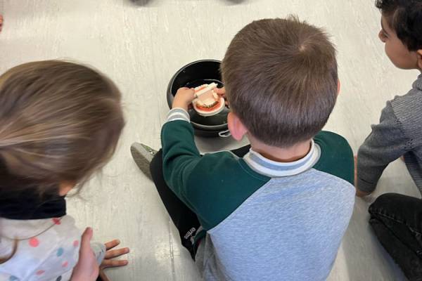 Kinder forschen im Klassenzimmern bei Entdeckerkursen an der Grundschule 04