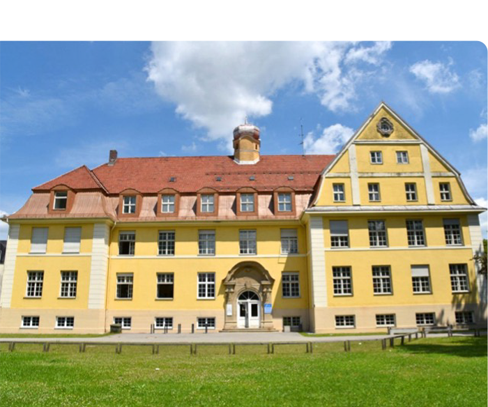 Außenansicht des ehemaligen Krankenhauses in Miesbach, dem Standort von MINTopolis Das Jugendforschungszentrum im Oberland