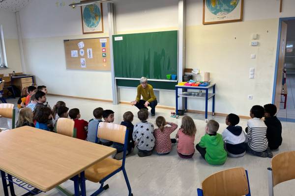 Kinder forschen im Klassenzimmern bei Entdeckerkursen an der Grundschule 12