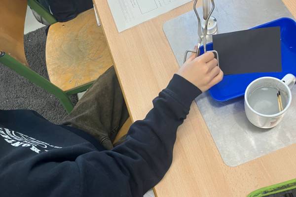 Kinder forschen im Klassenzimmern bei Entdeckerkursen an der Grundschule 17