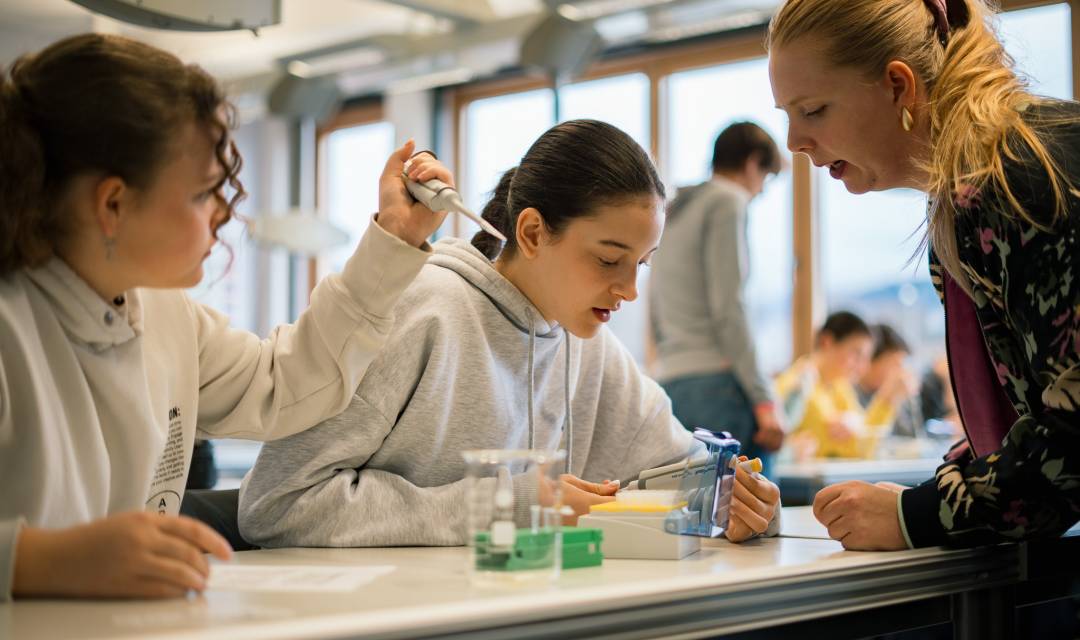 Jugendliche forschen zusammen mit Lehrkraft im Labor im MINTopolis Das Jugendforschungszentrum im Oberland
