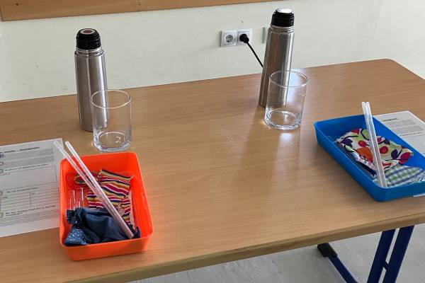 Versuchsaufbau im Klassenzimmer für Fortbildungen zum Experimentieren in der Grundschule 03
