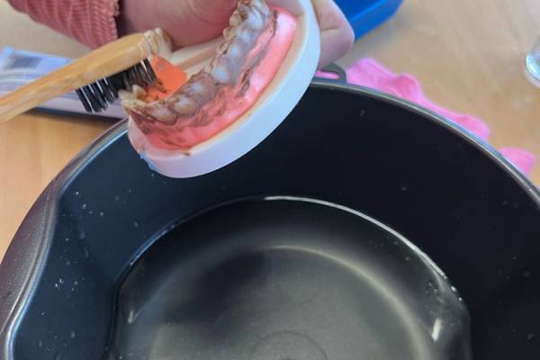 Kinder forschen im Klassenzimmern bei Entdeckerkursen an der Grundschule 05