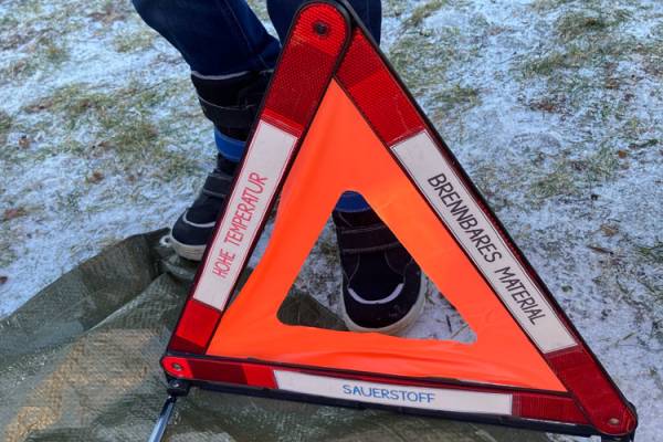 Kinder forschen im Klassenzimmern bei Entdeckerkursen an der Grundschule 21