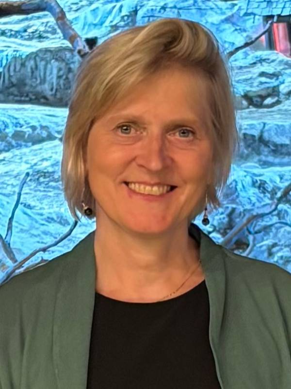 Porträt von Sara Großbruchhaus, wissenschaftliche Koordination von MINTopolis Das Jugend­forschungs­zentrum im Oberland 