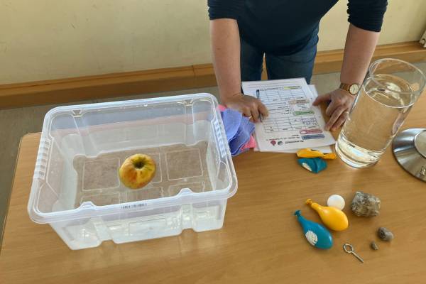 Versuchsaufbau im Klassenzimmer für Fortbildungen zum Experimentieren in der Grundschule 08