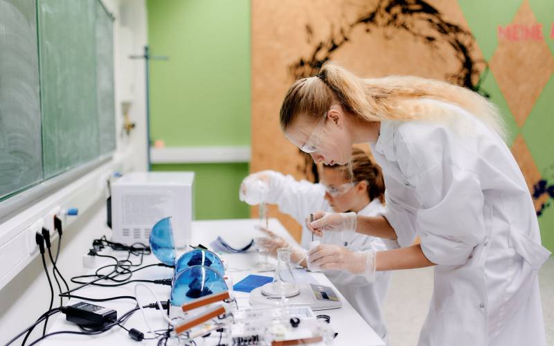 Jugendliche forschen im Labor mit Datenbankrecherche, DNA-Alignment, 3D Struktur von Proteinen mit PyMOL